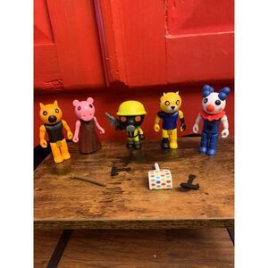 Minecraft Piggy 5 Characters Foxy Clowny Torcher Tigry Weapons Video Game EUC